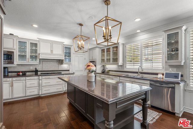 638 Oak Tree Court, Simi Valley CA: https://media.crmls.org/mediaz/ed61f2b5-d440-42e0-a2c2-f9e6f62c17ca.jpg