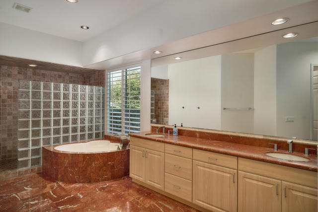 9 Cartier Court, Rancho Mirage CA: https://media.crmls.org/mediaz/ed6245bb-06ca-414c-865a-33bb170d9f1c.jpg