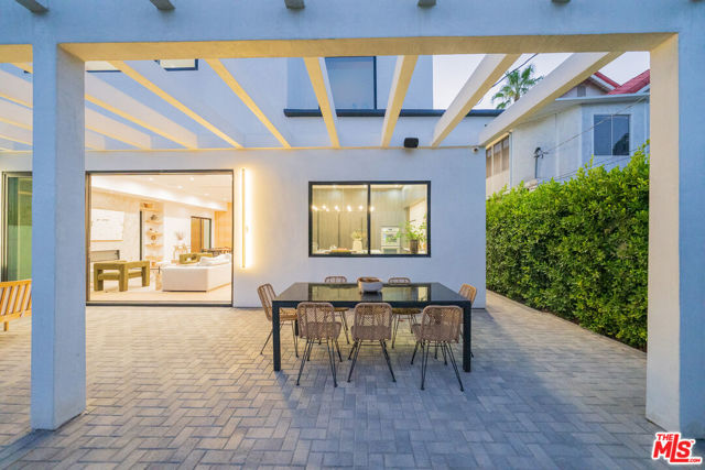 4532 Calhoun Avenue, Sherman Oaks CA: https://media.crmls.org/mediaz/ed6343a5-61af-418c-8796-fb3135015a17.jpg