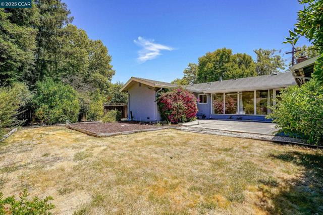 1801 Whitman Rd, Concord CA: https://media.crmls.org/mediaz/ed6354c6-bb78-4daa-954e-8670d745ef57.jpg
