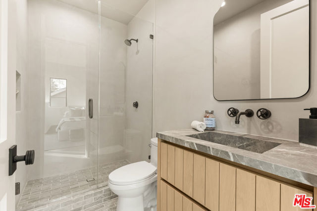 11746 La Maida Street, Valley Village CA: https://media.crmls.org/mediaz/ed64faf9-1f5d-4d9b-91fd-4813d5e37d16.jpg