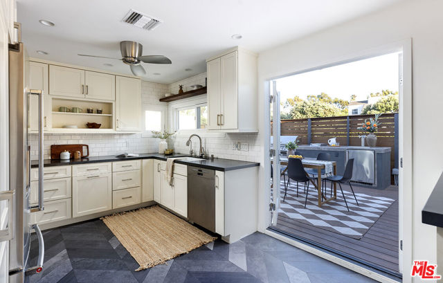 2432 Cloy Avenue, Venice CA: https://media.crmls.org/mediaz/ed675fd8-d59e-488c-8873-618b2f99c5ae.jpg
