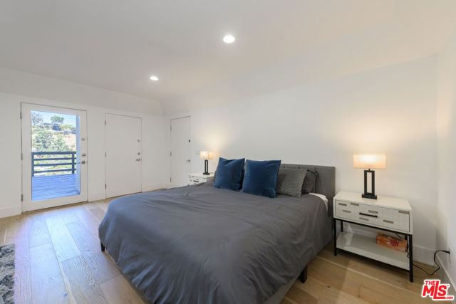 8581 Cole Crest Drive, Los Angeles CA: https://media.crmls.org/mediaz/ed67b031-35f6-4887-929d-40d629f50310.jpg