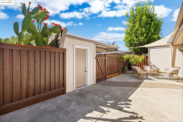 1515 Schenone Ct, Concord CA: https://media.crmls.org/mediaz/ed67fbda-a2fd-452d-b5a4-8619e9f0390d.jpg