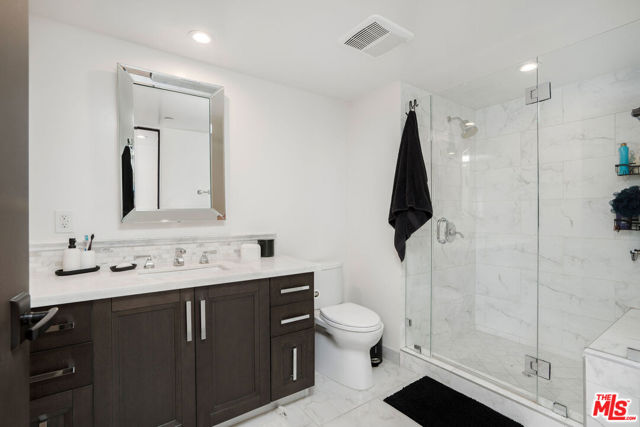 10523 Ashton Avenue, Los Angeles CA: https://media.crmls.org/mediaz/ed6835b5-3615-4f3e-bfae-4a4563ff3259.jpg