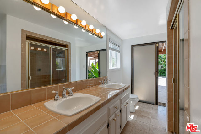 4823 Topanga Canyon Boulevard, Woodland Hills CA: https://media.crmls.org/mediaz/ed6912b6-53b0-4a7f-9a9c-b25caa9385b9.jpg