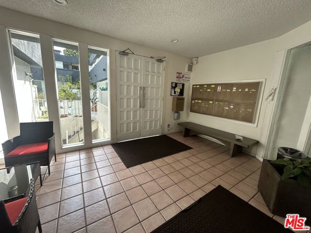 5142 Zelzah Avenue, Encino CA: https://media.crmls.org/mediaz/ed697180-db90-4fed-8b6b-92669b963f3b.jpg