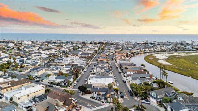 491 Prospect Street, Newport Beach CA: https://media.crmls.org/mediaz/ed698758-96b4-4134-9449-e656647d4173.jpg