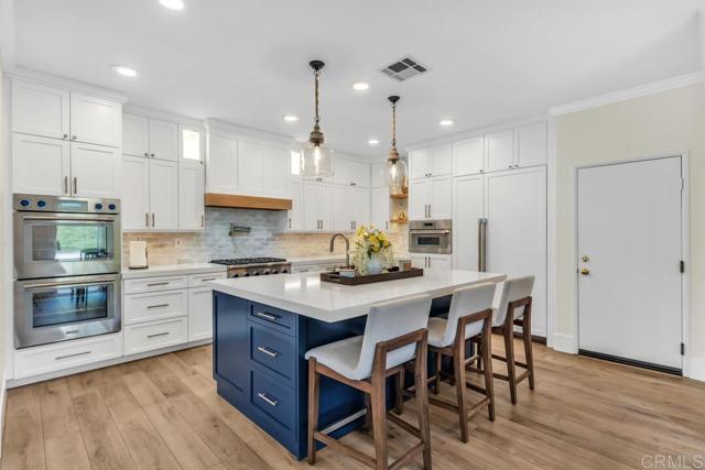 Detail Gallery Image 4 of 53 For 1404 Logan Ct, Escondido,  CA 92027 - 5 Beds | 4 Baths