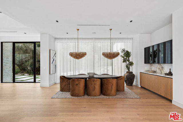 10950 Verano Road, Los Angeles CA: https://media.crmls.org/mediaz/ed6a1852-8f1e-4bcb-995c-549345d6ee8c.jpg