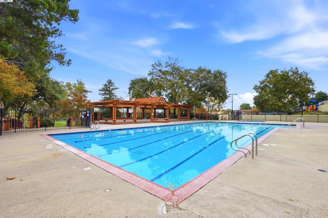 4490 Buckthorn Ct, Concord CA: https://media.crmls.org/mediaz/ed6af5f1-1779-40bc-9c2d-140f82e88fd9.jpg