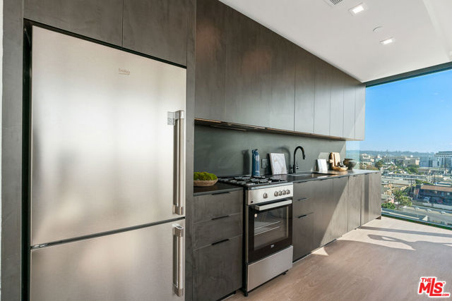 3688 Overland Avenue, Los Angeles CA: https://media.crmls.org/mediaz/ed6afcd0-5172-4b13-9f1e-be6d1ae8d44e.jpg