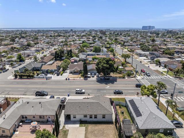 709 4th AVE, Chula Vista CA: https://media.crmls.org/mediaz/ed6c9aaf-43ef-4740-9b13-e5755f6a4000.jpg