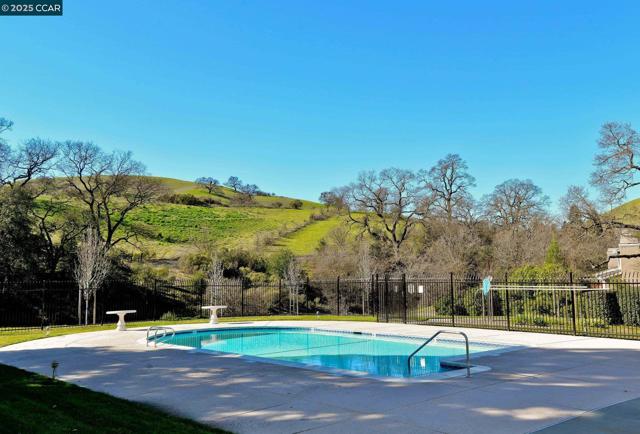 2120 Shady Creek Pl, Danville CA: https://media.crmls.org/mediaz/ed6d6c32-cb99-4991-a69b-f054f8e47b0d.jpg