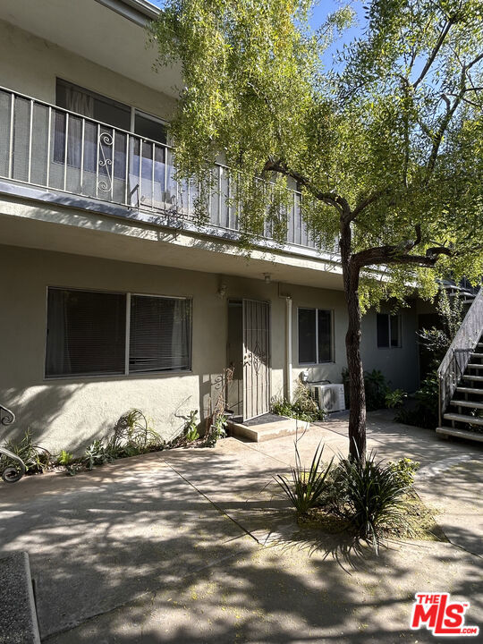 1868 10th Street, Santa Monica CA: https://media.crmls.org/mediaz/ed71fc9a-e315-40f1-814a-03678fb0bf3d.jpg