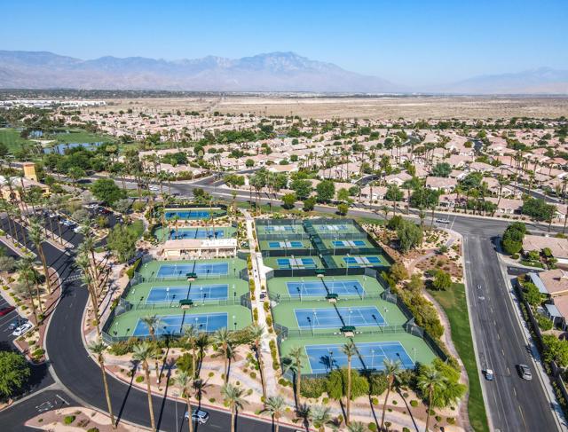 35882 Royal Sage Court, Palm Desert CA: https://media.crmls.org/mediaz/ed7228e5-238e-4ec5-92b5-80d8168d858f.jpg