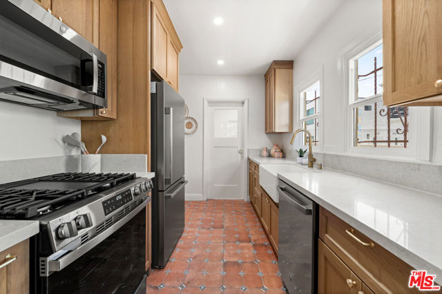 2939 Redondo Boulevard, Los Angeles CA: https://media.crmls.org/mediaz/ed7239a3-c298-45f6-b08e-3b16833626b0.jpg