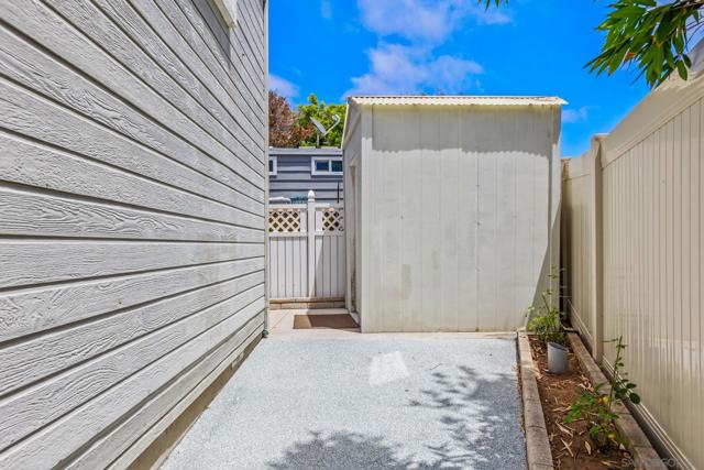 6550 Ponto Dr, Carlsbad CA: https://media.crmls.org/mediaz/ed752eaa-f5c9-459c-bae5-ac8354efbb3a.jpg