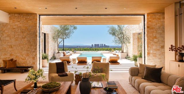 1039 Wallace, Beverly Hills CA: https://media.crmls.org/mediaz/ed757eba-7dac-4428-baf5-d61662b03417.jpg