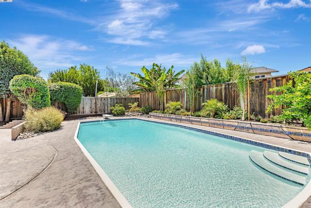 2531 Willowren Way, Pleasanton CA: https://media.crmls.org/mediaz/ed75e8b1-d697-4d56-8471-3ca422878778.jpg