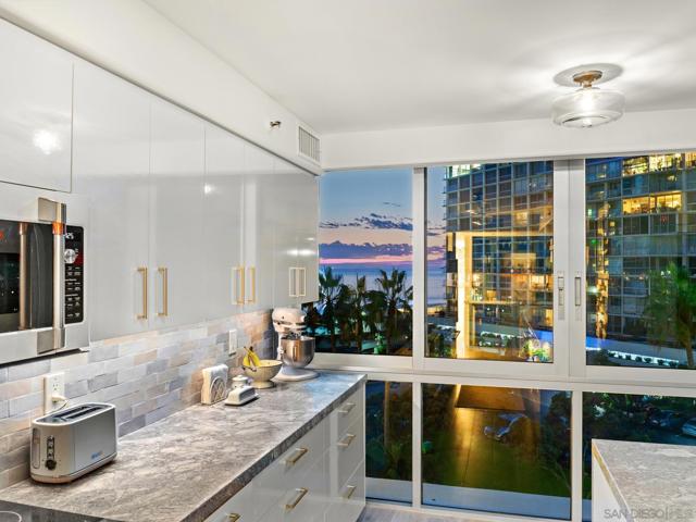 1750 Avenida Del Mundo, Coronado CA: https://media.crmls.org/mediaz/ed78d6bf-9ba4-45af-accb-24be990bff80.jpg