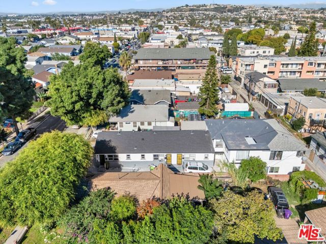 1036 Cherry Avenue, Long Beach CA: https://media.crmls.org/mediaz/ed7965dc-2a02-490f-88f2-0439b4fd224b.jpg