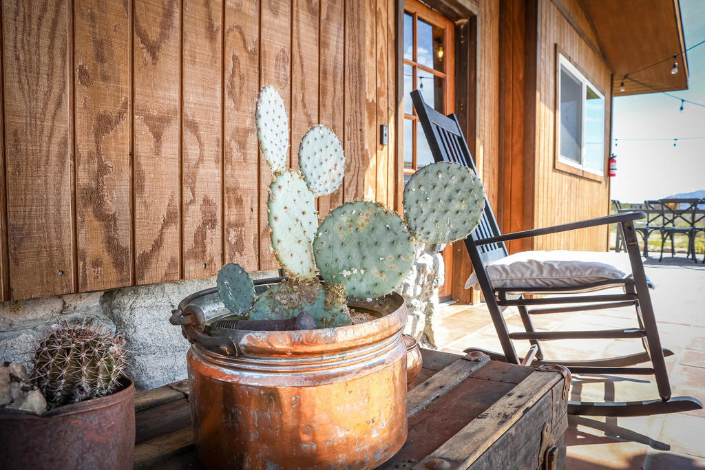 https://media.crmls.org/mediaz/ed7c240d-5ad3-4ea8-88ea-df0300e313a6.jpg?preset=X-Large