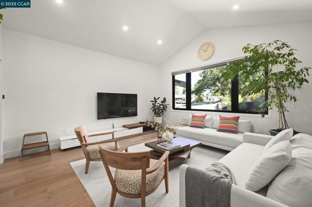 148 Draeger Drive, Moraga CA: https://media.crmls.org/mediaz/ed7cf26f-ad34-459a-a14a-49ac47a936b8.jpg