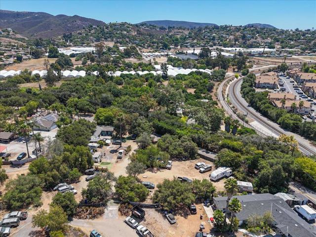 1960 Buena Creek Rd, Vista CA: https://media.crmls.org/mediaz/ed7dcc33-edab-439e-a19f-955005772dc7.jpg
