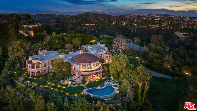 1101 Bel Air Place, Los Angeles CA: https://media.crmls.org/mediaz/ed7dda93-6028-4762-900f-516da5935301.jpg