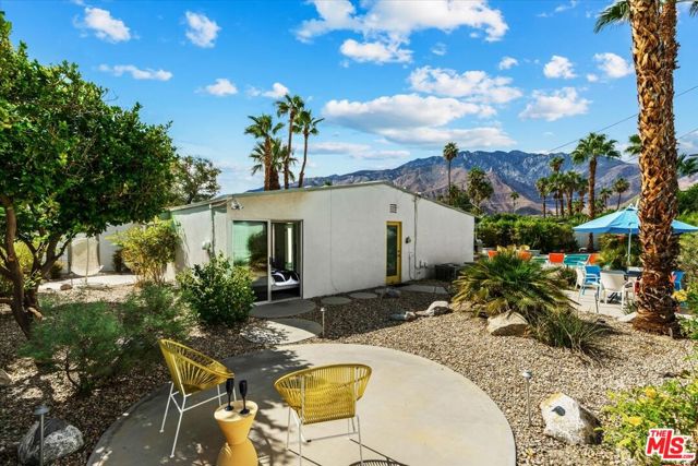 888 E Janet Circle, Palm Springs CA: https://media.crmls.org/mediaz/ed7e96b7-7e08-4410-a746-cd52e66260ae.jpg