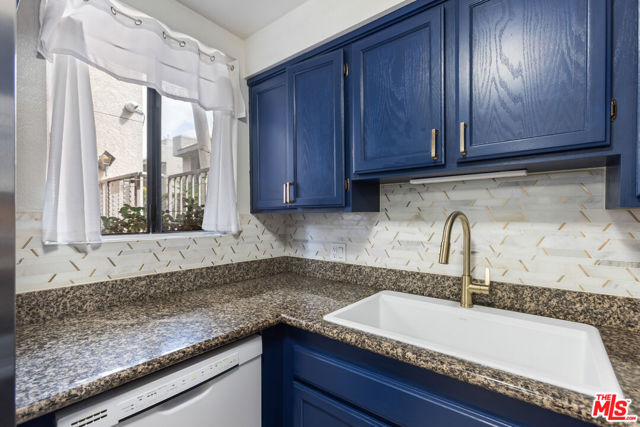 15215 Magnolia Boulevard, 131 photo 3