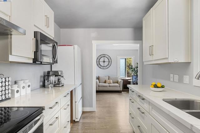 25910 Westview Way, Hayward CA: https://media.crmls.org/mediaz/ed8128f0-b467-4b28-9ded-a01a7da489ad.jpg