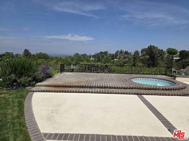 17237 Quesan Place, Encino CA: https://media.crmls.org/mediaz/ed81a848-1ec1-4066-b823-010e28199dbf.jpg