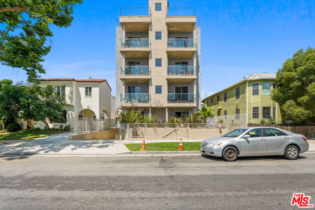 819 HOLT Avenue, Los Angeles CA: https://media.crmls.org/mediaz/ed823c13-59ba-4349-9c7e-0473121b9ace.jpg