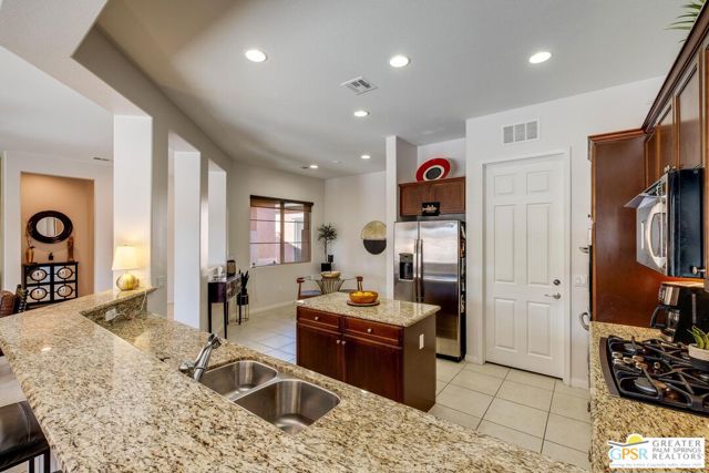 81091 Avenida Colonias, Indio CA: https://media.crmls.org/mediaz/ed82db8b-0b91-4dfe-b67a-0c1dc6c093b0.jpg