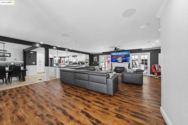 51 Cunha Ct, Oakley CA: https://media.crmls.org/mediaz/ed83163c-f0f7-4166-99ce-524ce2bafba1.jpg