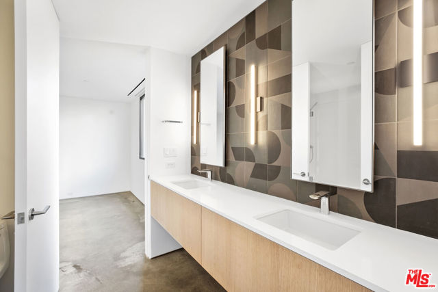 1448 STRADELLA Road, Los Angeles CA: https://media.crmls.org/mediaz/ed83783c-1776-4d10-ab06-f938e46148b7.jpg