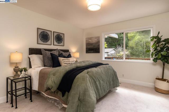 10 Easton Ct, Orinda CA: https://media.crmls.org/mediaz/ed856fc1-849e-446a-945d-50d5d3fd36b1.jpg