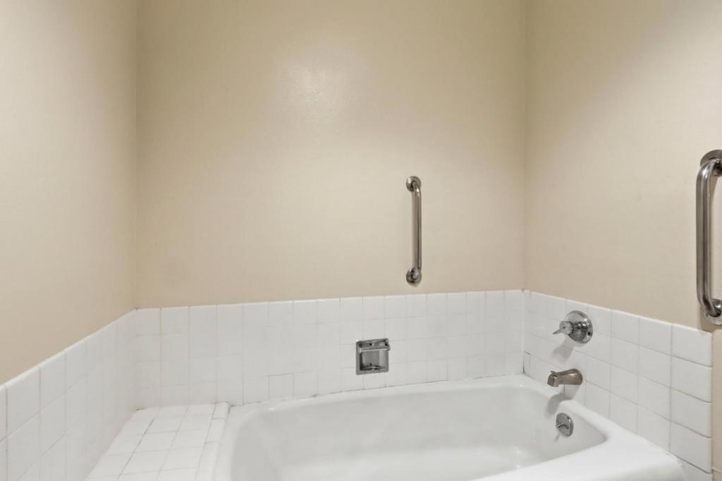 https://media.crmls.org/mediaz/ed8571c1-4cbe-4b46-9337-0a59d2c7492d.jpg?preset=X-Large