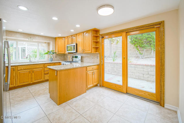 2111 Peak Place, Thousand Oaks CA: https://media.crmls.org/mediaz/ed8642f9-7657-4948-b76d-9fc509a7fe2a.jpg