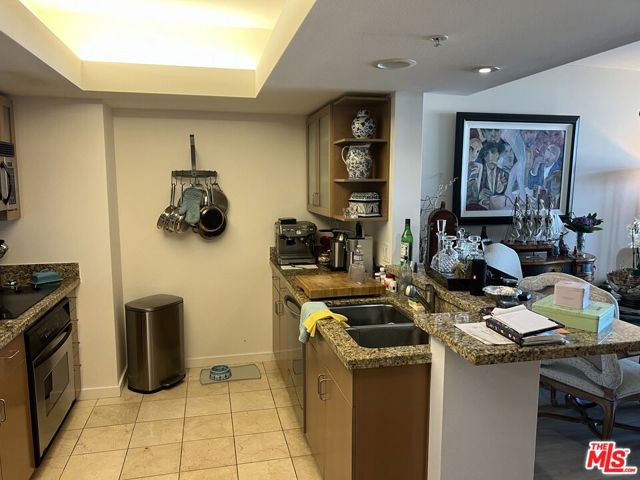 13700 Marina Pointe Drive, Marina del Rey CA: https://media.crmls.org/mediaz/ed8680d5-4781-4c1b-8505-04e5415c463b.jpg
