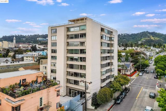 2550 Dana St, Berkeley CA: https://media.crmls.org/mediaz/ed86ef11-8824-46cb-a75f-e7b9b0fefa61.jpg