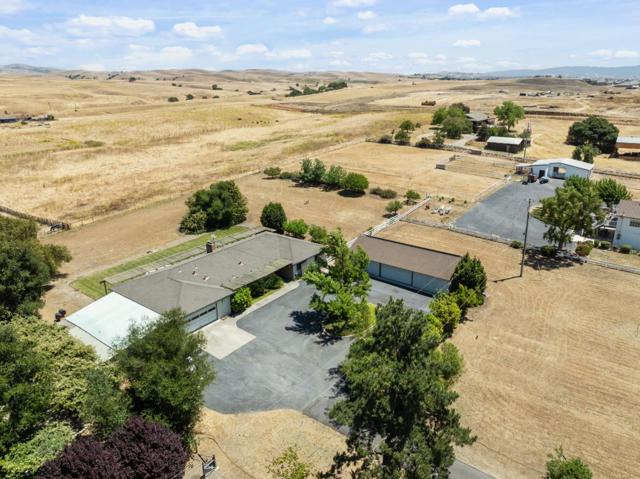 307 Mansfield Road, Hollister CA: https://media.crmls.org/mediaz/ed892ff8-6ecd-4395-b59e-a6aae06ce3c3.jpg