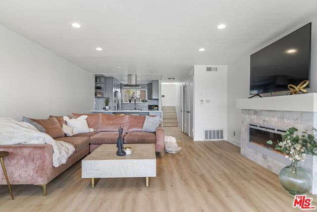 4553 Don Ricardo Drive, Los Angeles CA: https://media.crmls.org/mediaz/ed8a099b-57cf-4968-b311-f4128a87b5a2.jpg