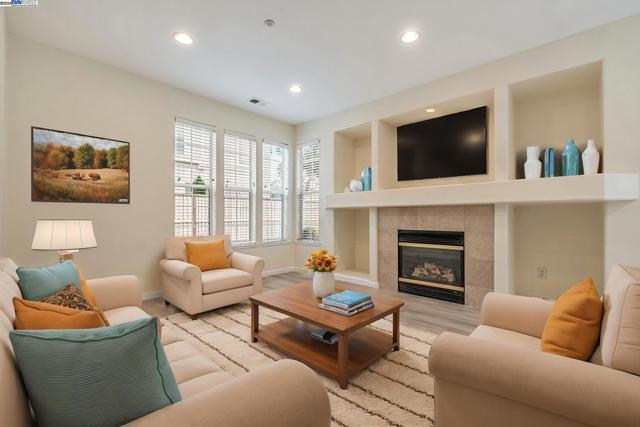4293 OLIVER WAY, Union City CA: https://media.crmls.org/mediaz/ed8c3075-4960-4054-893b-a5c63b32840e.jpg