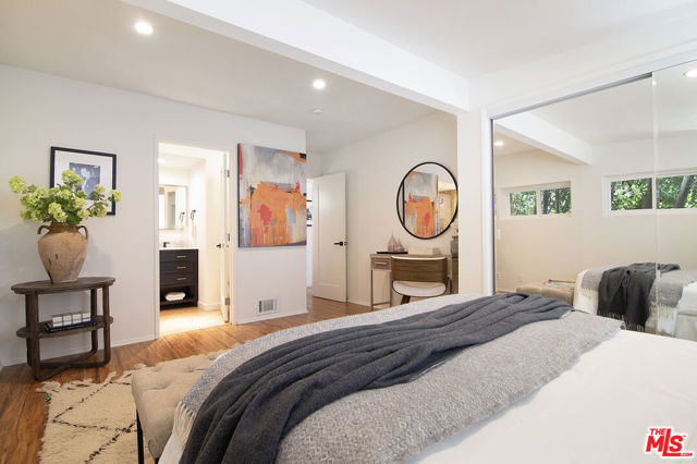 565 N Arden Boulevard, Los Angeles CA: https://media.crmls.org/mediaz/ed8fe25f-1542-41f5-bb8c-a60021c1a21f.jpg