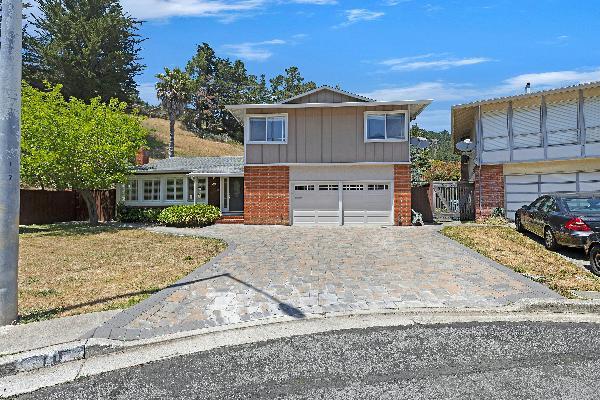 10 Banff Way, Pacifica CA: https://media.crmls.org/mediaz/ed9072fe-0c2b-42f1-bae1-36da703b299d.jpg