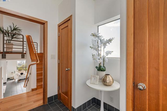 1522 Grand View Drive, Berkeley CA: https://media.crmls.org/mediaz/ed923c00-7efd-4126-a076-6e6be4919303.jpg