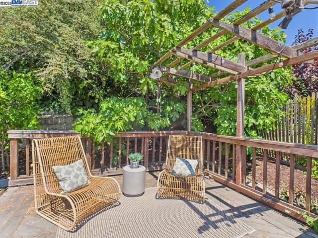 4418 Virginia Ave, Oakland CA: https://media.crmls.org/mediaz/ed92ab5b-4c84-422d-8784-a6fdcb936968.jpg